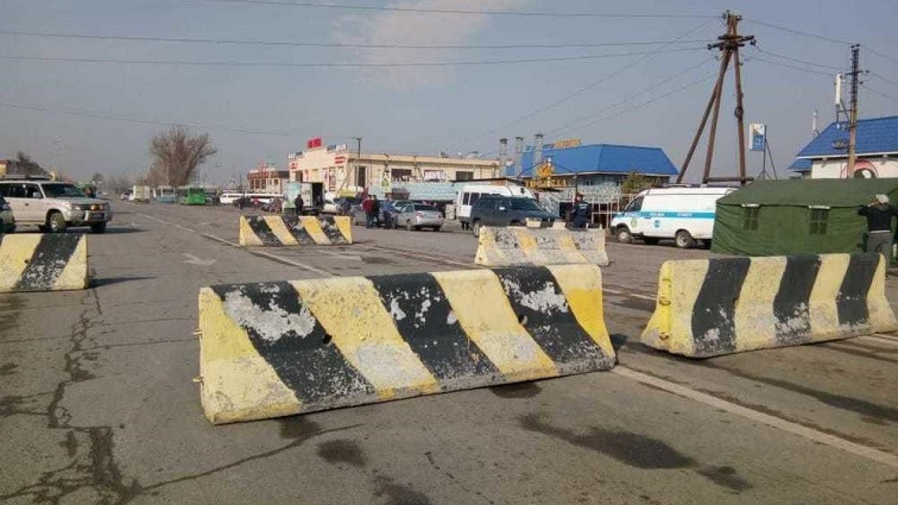 Грузовик протаранил служебное авто на блокпосту в Костанайской области