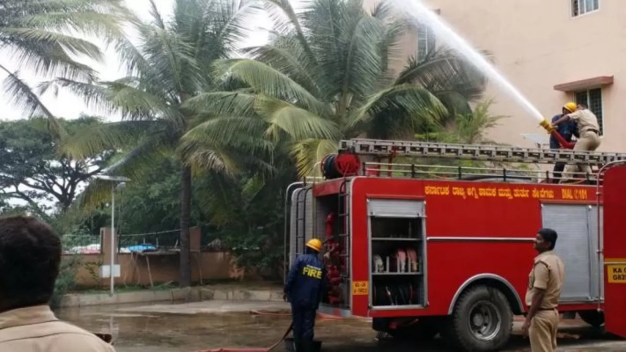 Не менее семи человек погибли в Мумбаи при пожаре в жилом доме