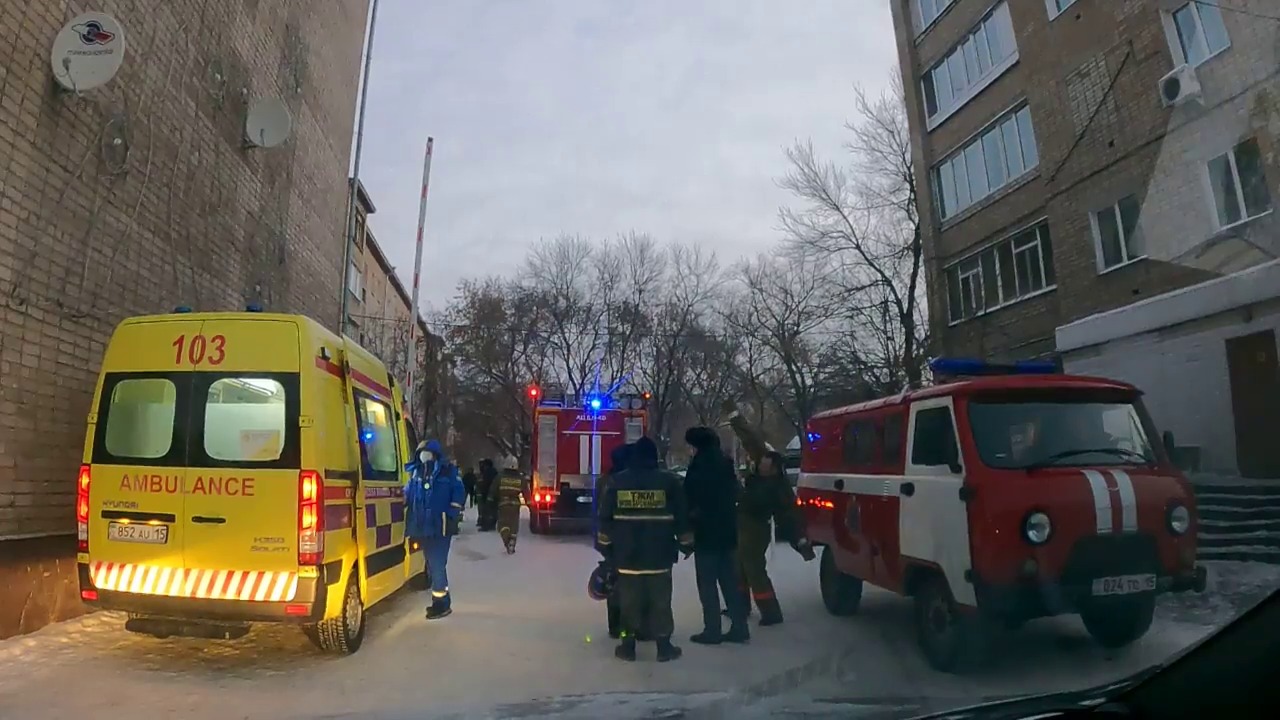 В центре Петропавловска загорелась квартира: из подъезда эвакуировали 20 человек