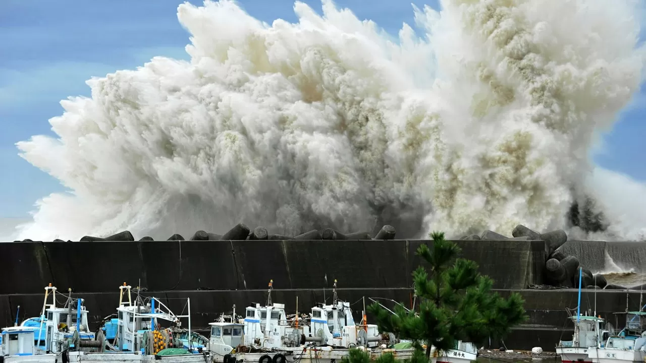 Около 210 тыс. жителей Японии предписано эвакуироваться из-за цунами