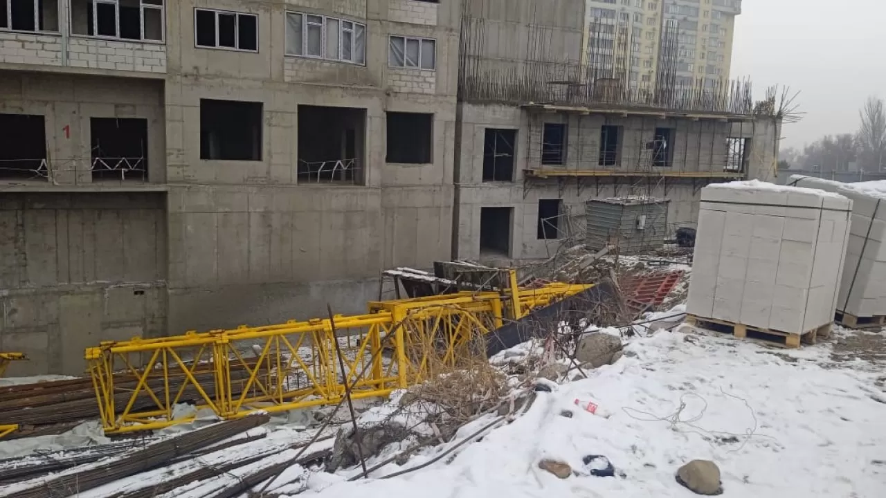 В Алматы при падении строительного крана погиб крановщик