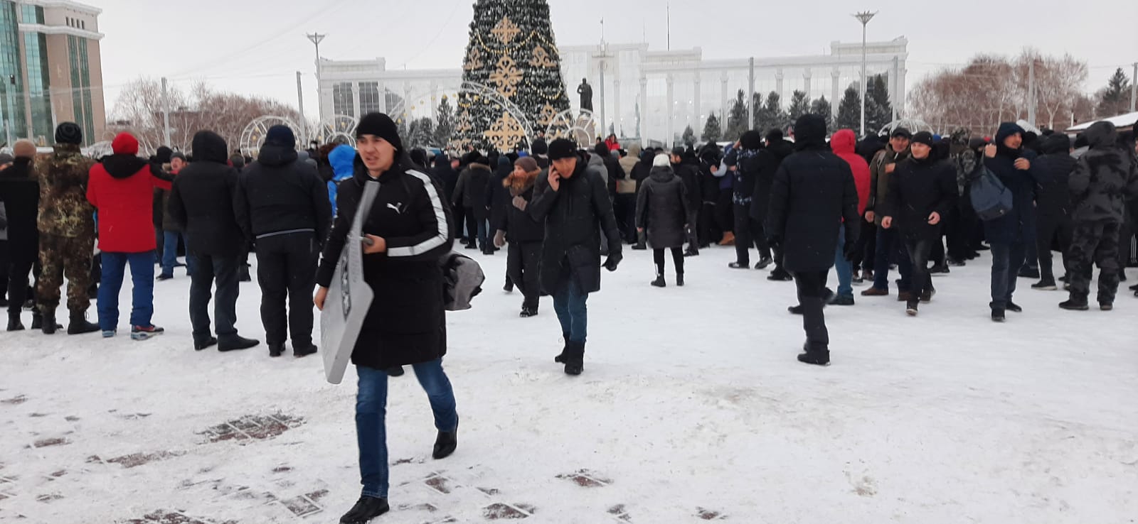 Власти ввели на всей территории Казахстана чрезвычайное положение