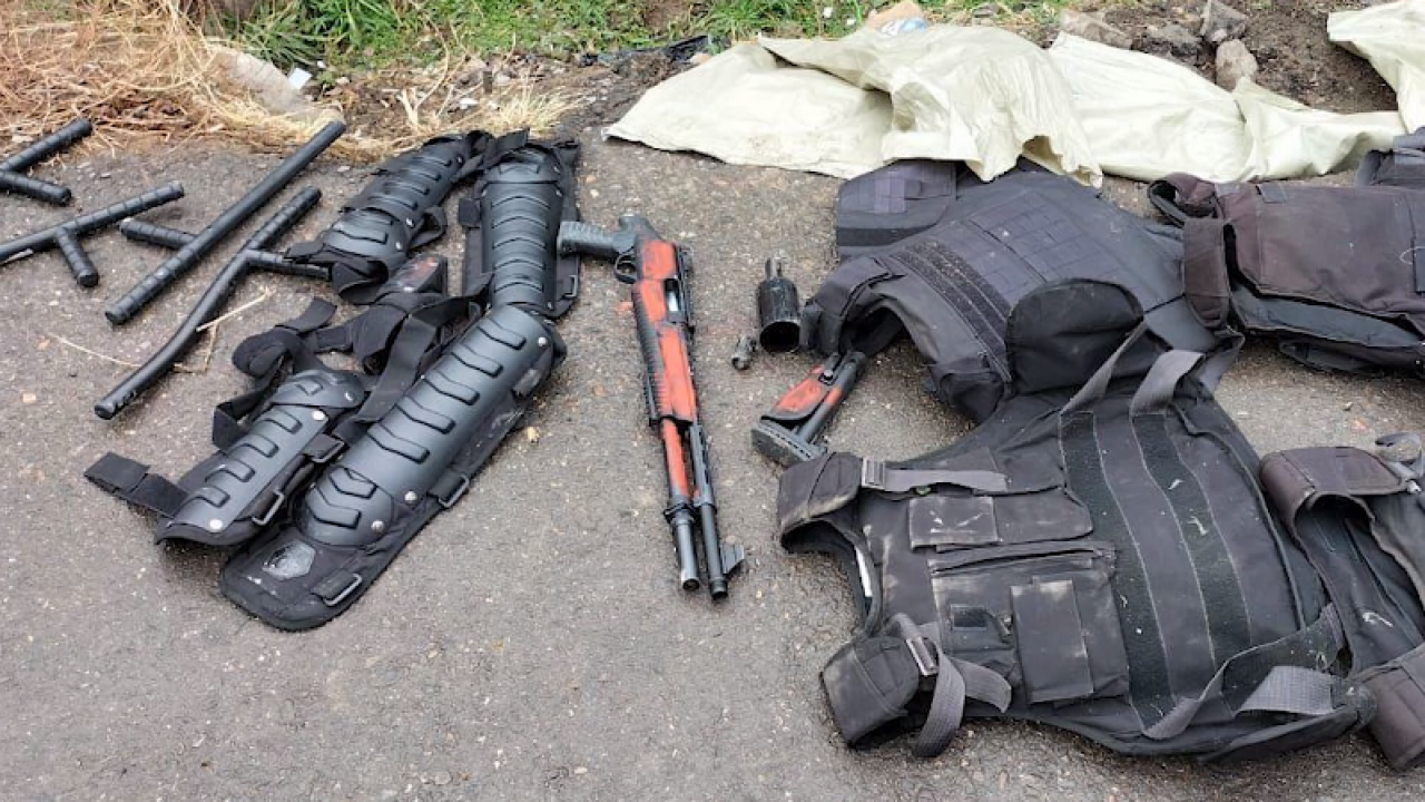 Оружие и бронежилеты нашли в канаве в Таразе