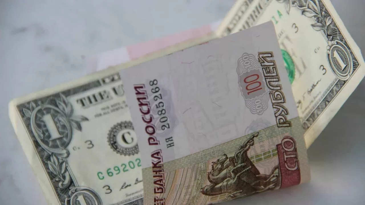 Россия резко сокращает долларовые резервы