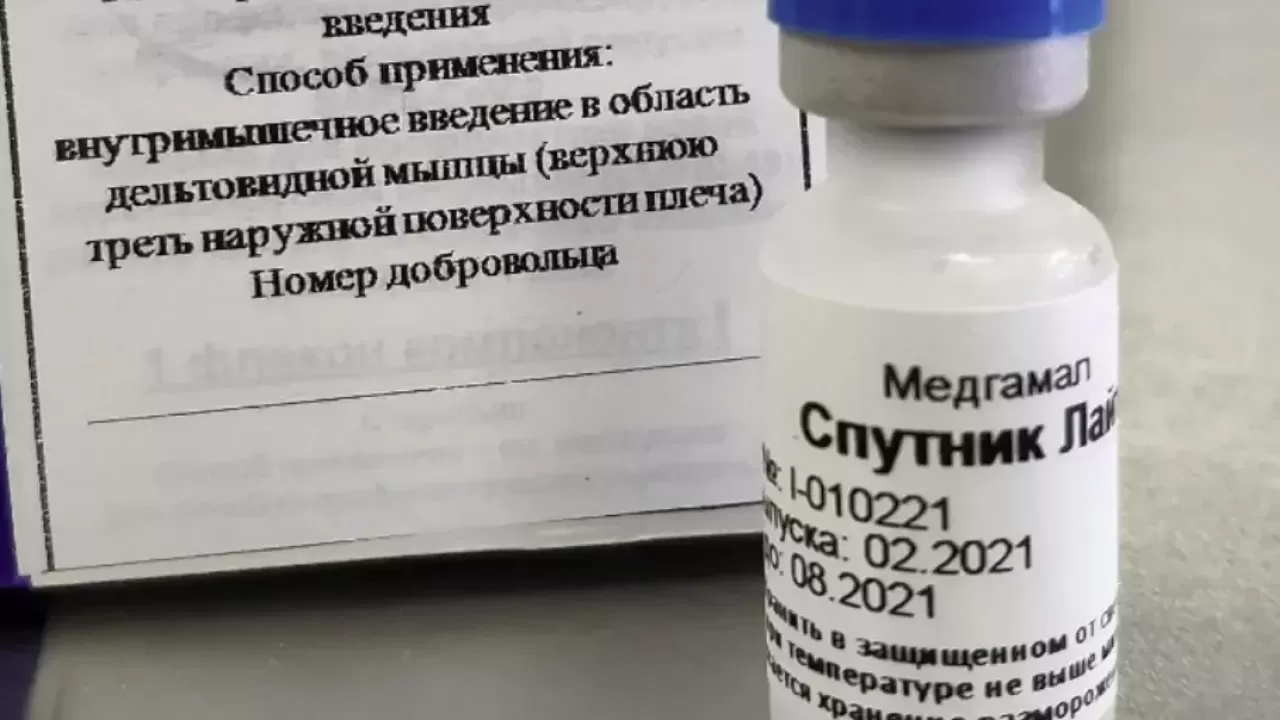 В Алматы поступила вакцина "Спутник Лайт"