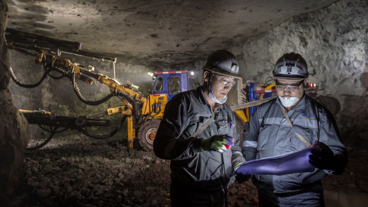 Как изменятся зарплаты шахтеров, обогатителей и металлургов в 2022 году 