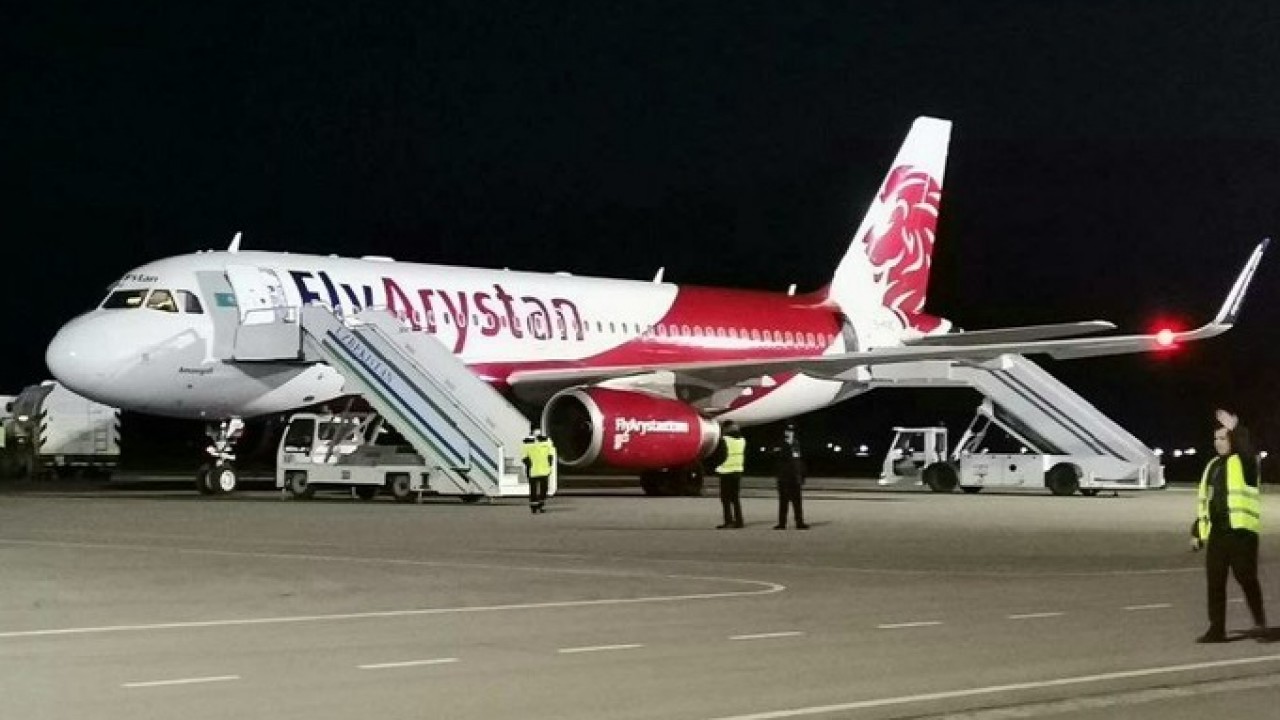 Самолёт Fly Arystan рейсом Туркестан - Стамбул экстренно сел в Узбекистане