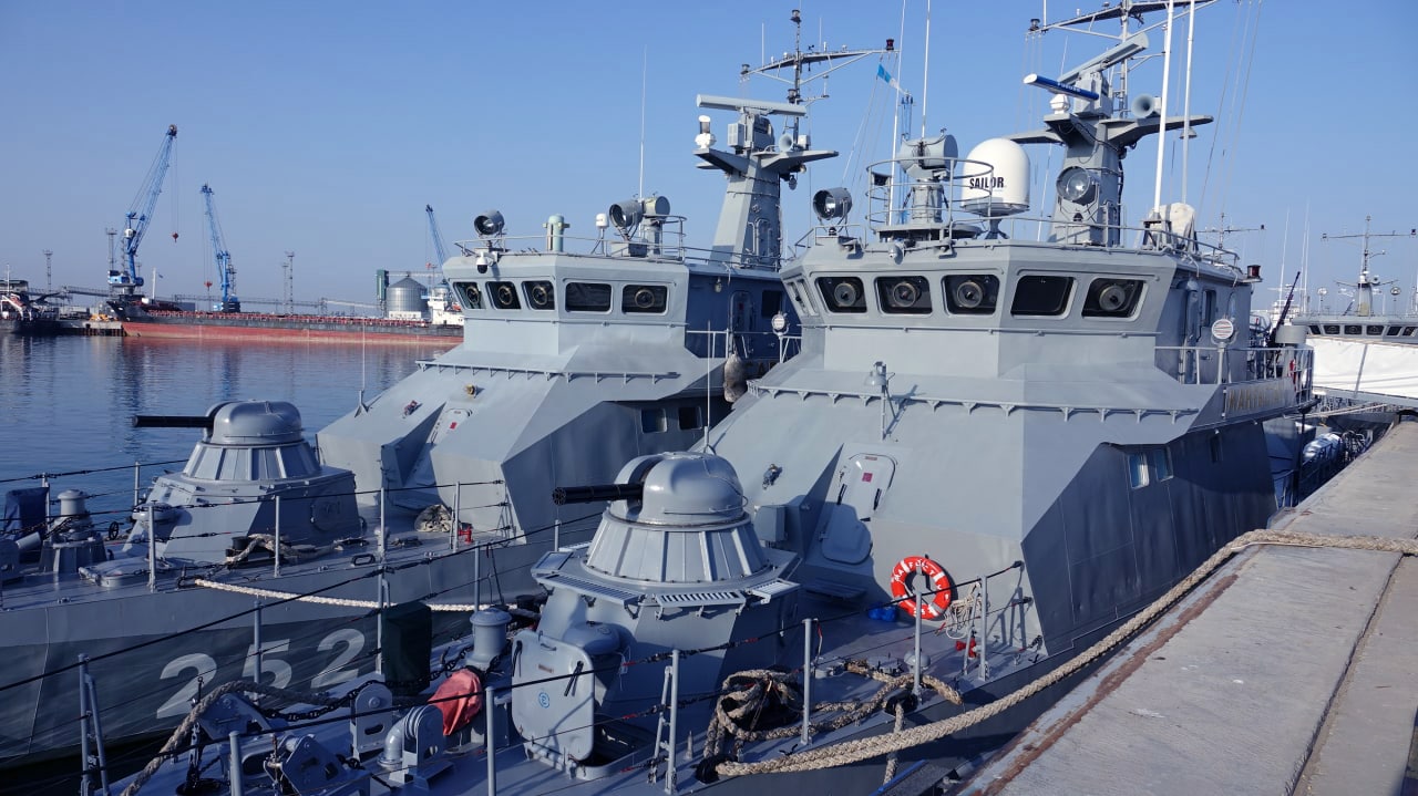 Корабли Военно-морских сил Казахстана выполняют  курсовую задачу