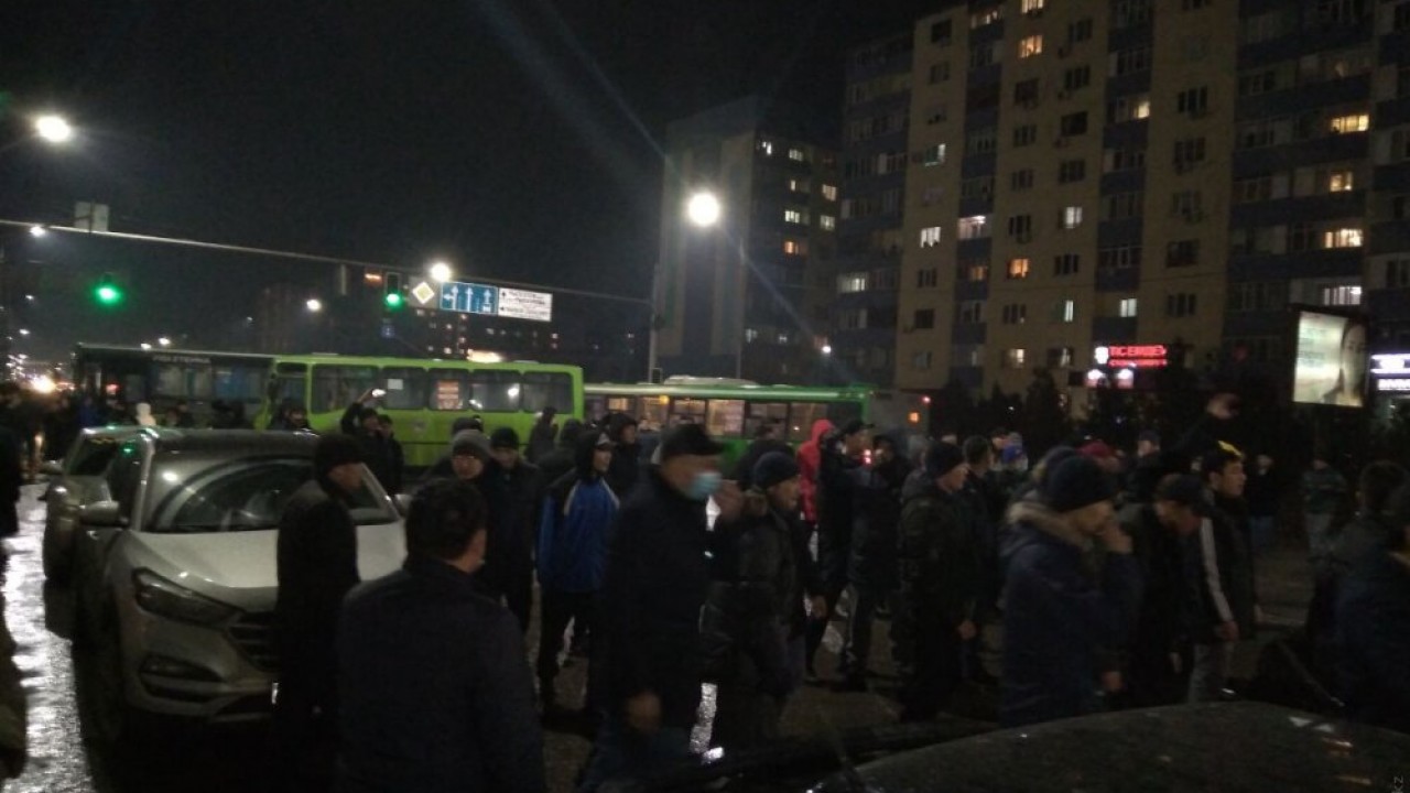 В Алматы полиция применяет шумовые гранаты и газ, чтобы разогнать демонстрантов