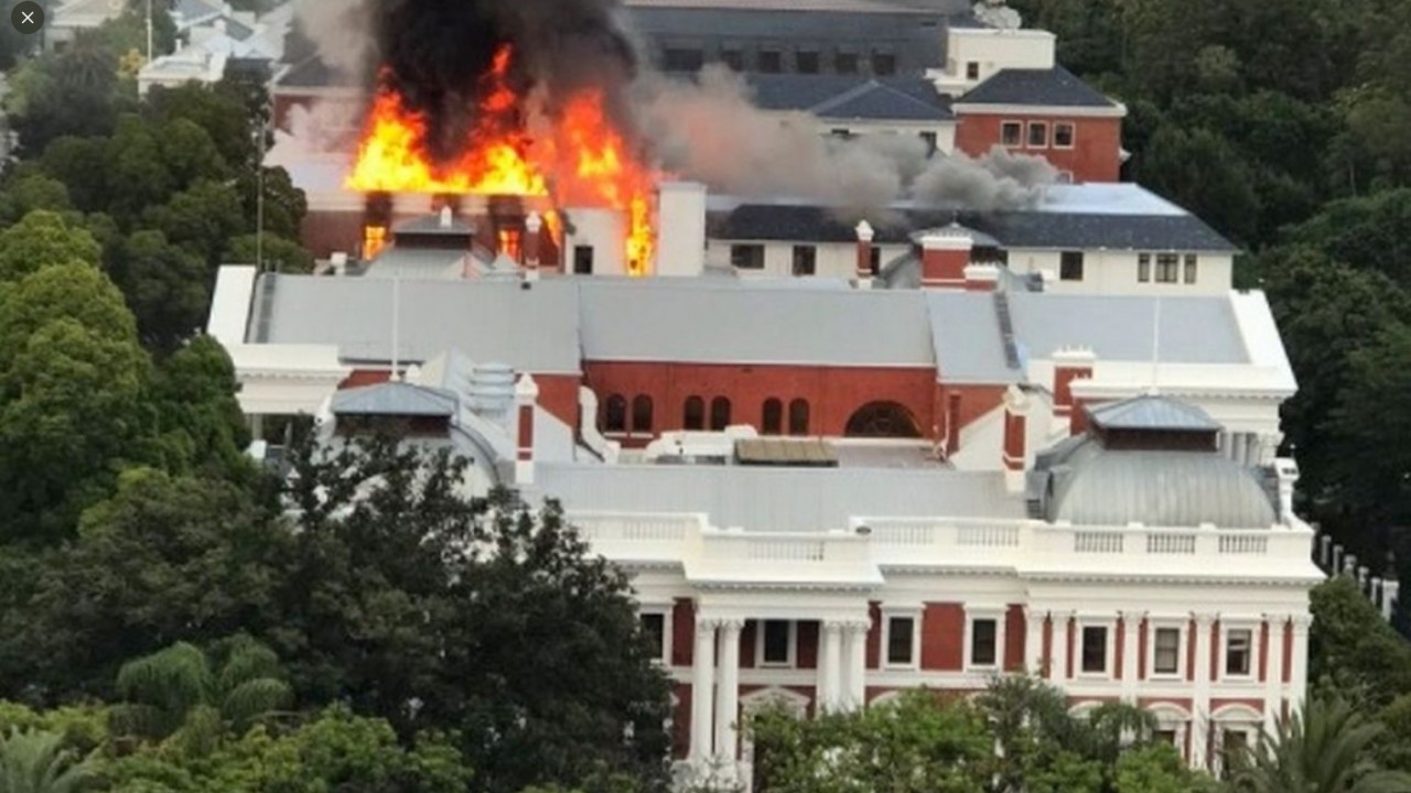 В здании парламента ЮАР возник пожар