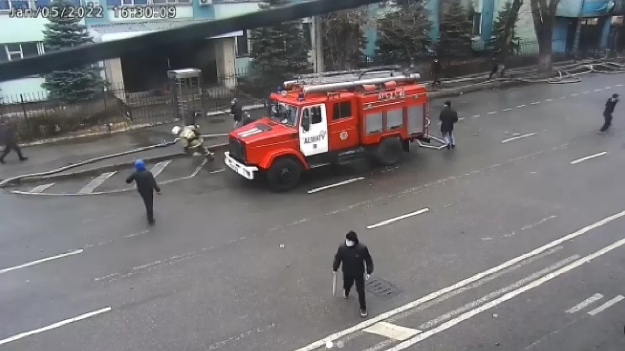 Опубликовано шокирующее видео нападения на пожарных в Алматы