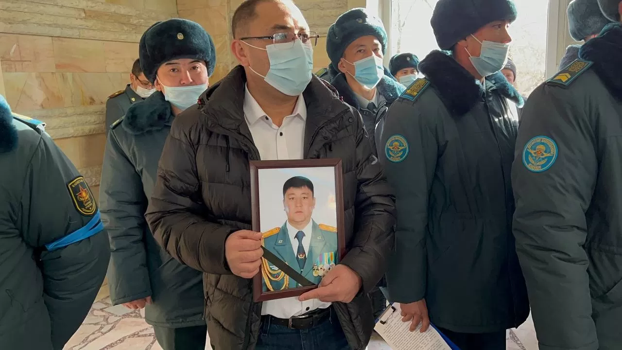 Сагинтаев присутствовал на похоронах офицера, погибшего у акимата