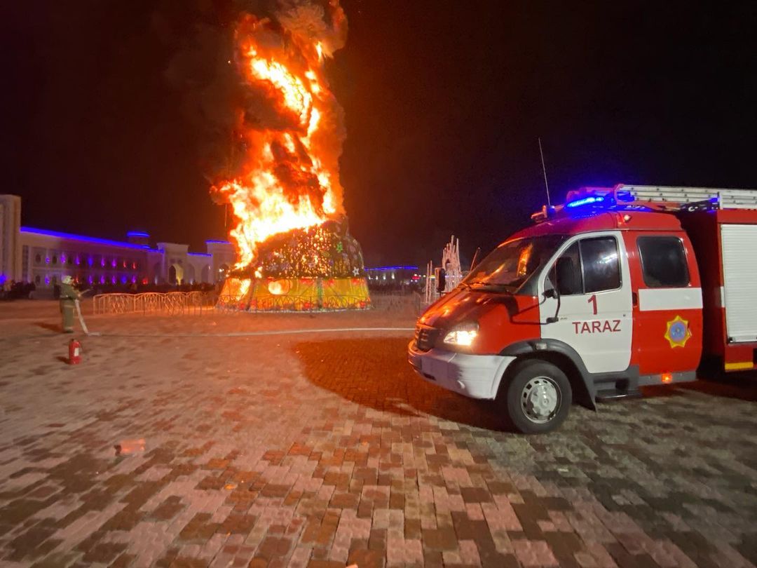 В Таразе на площади сгорела елка