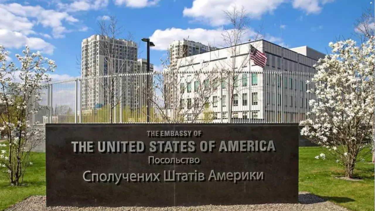 Посольство США в Киеве планирует начать на следующей неделе эвакуацию семей своих сотрудников