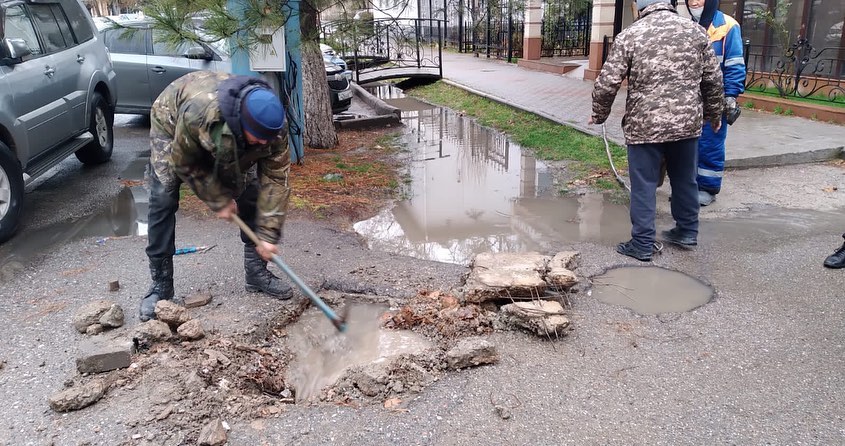 Дороги и улицы затопило в Шымкенте