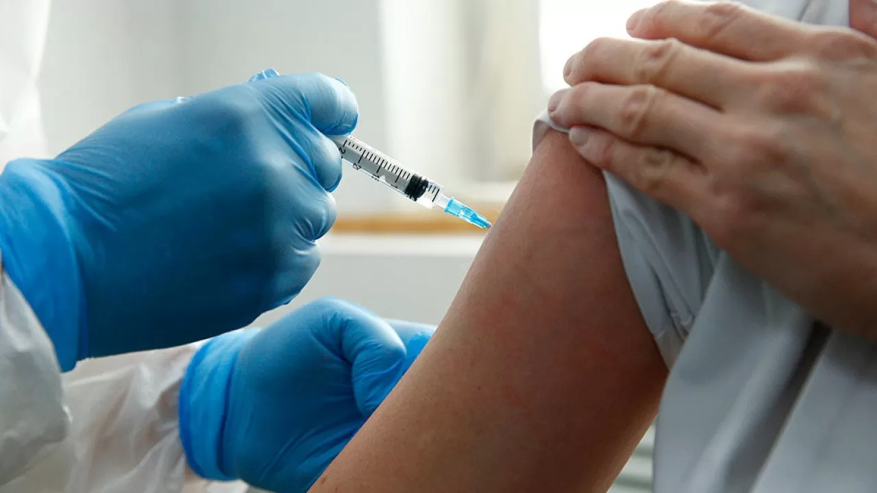 Число вакцинированных первым компонентом в РК приближается к 9 млн