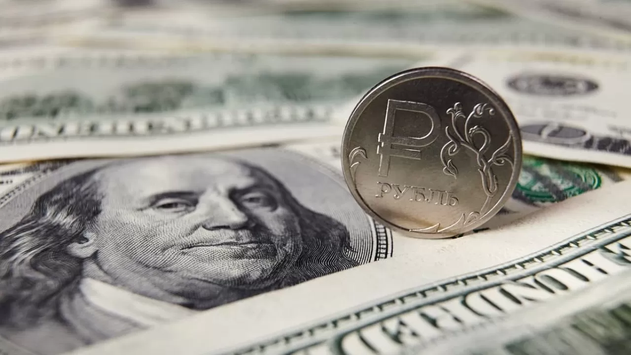 Рубль днем обвалился к доллару и евро на резком ухудшении геополитической обстановки вокруг РФ