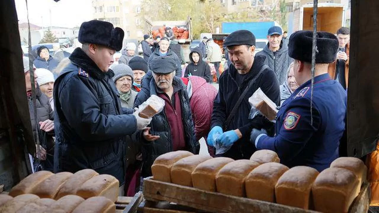 Хлеб, испеченный осужденными павлодарской колонии, раздали на ярмарке