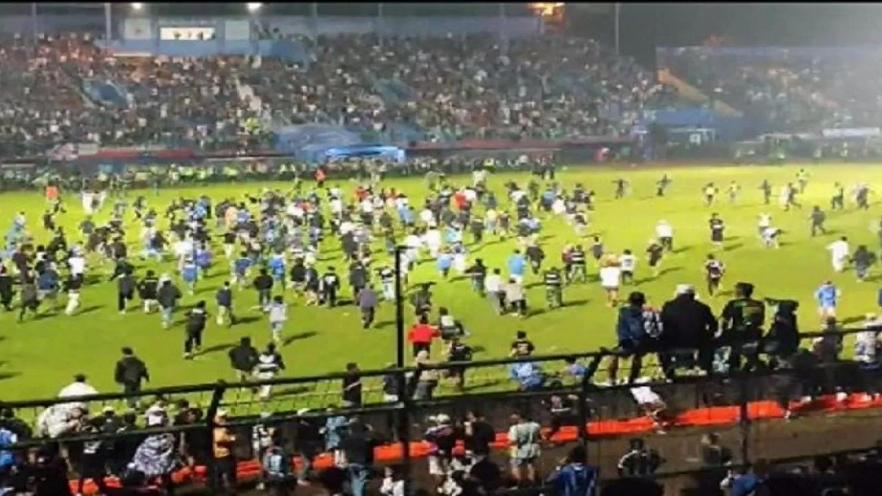 Индонезиядағы футбол матчынан кейін 127 адам қайтыс болды