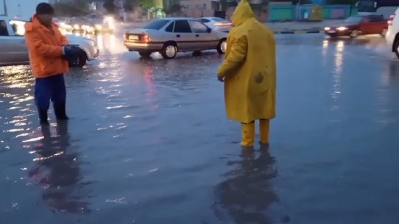 Потоп на работе. Сильный дождь. Затопление эйрподсов водой. Яма затопленная водой. Дождь идёт на улице.