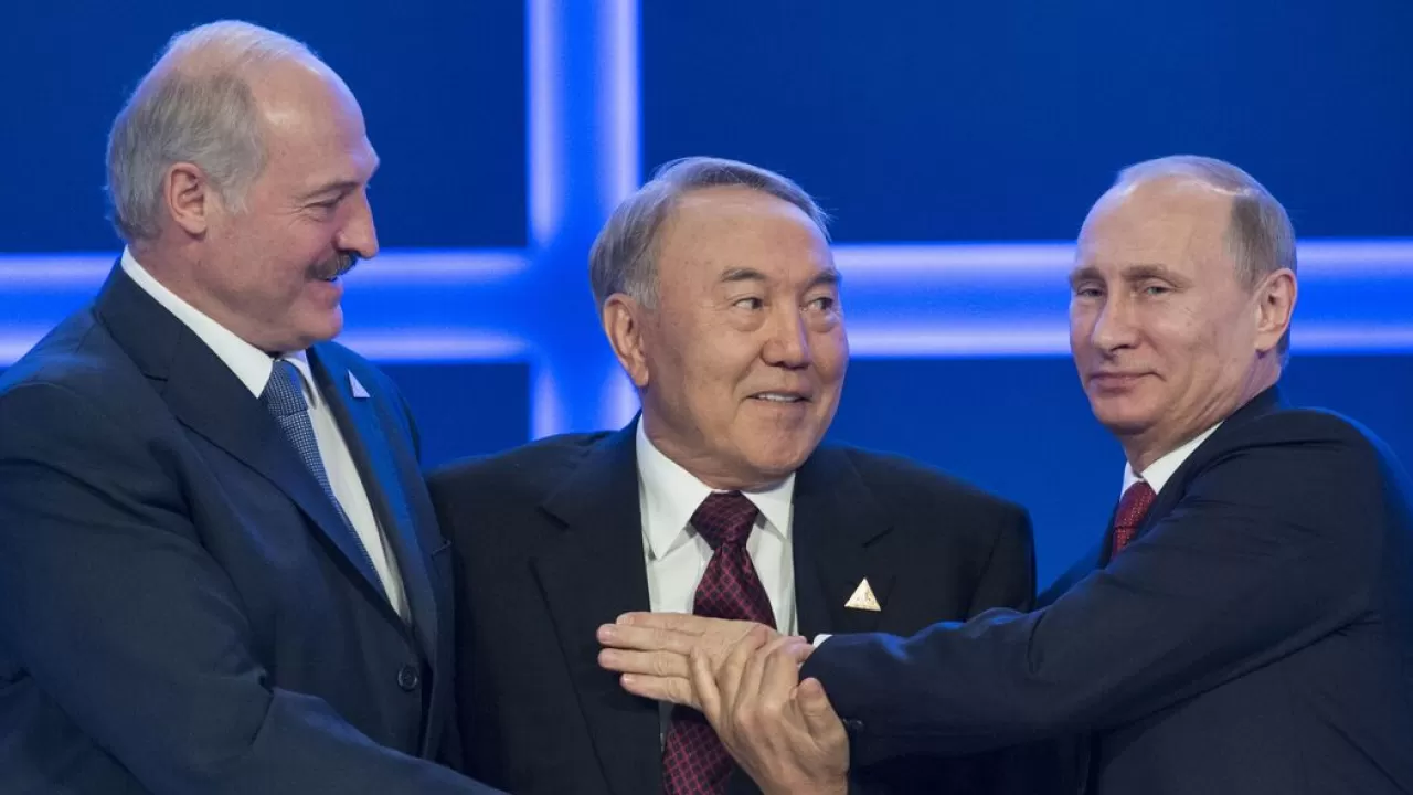 Какое памятное фото показал Назарбаев Лукашенко
