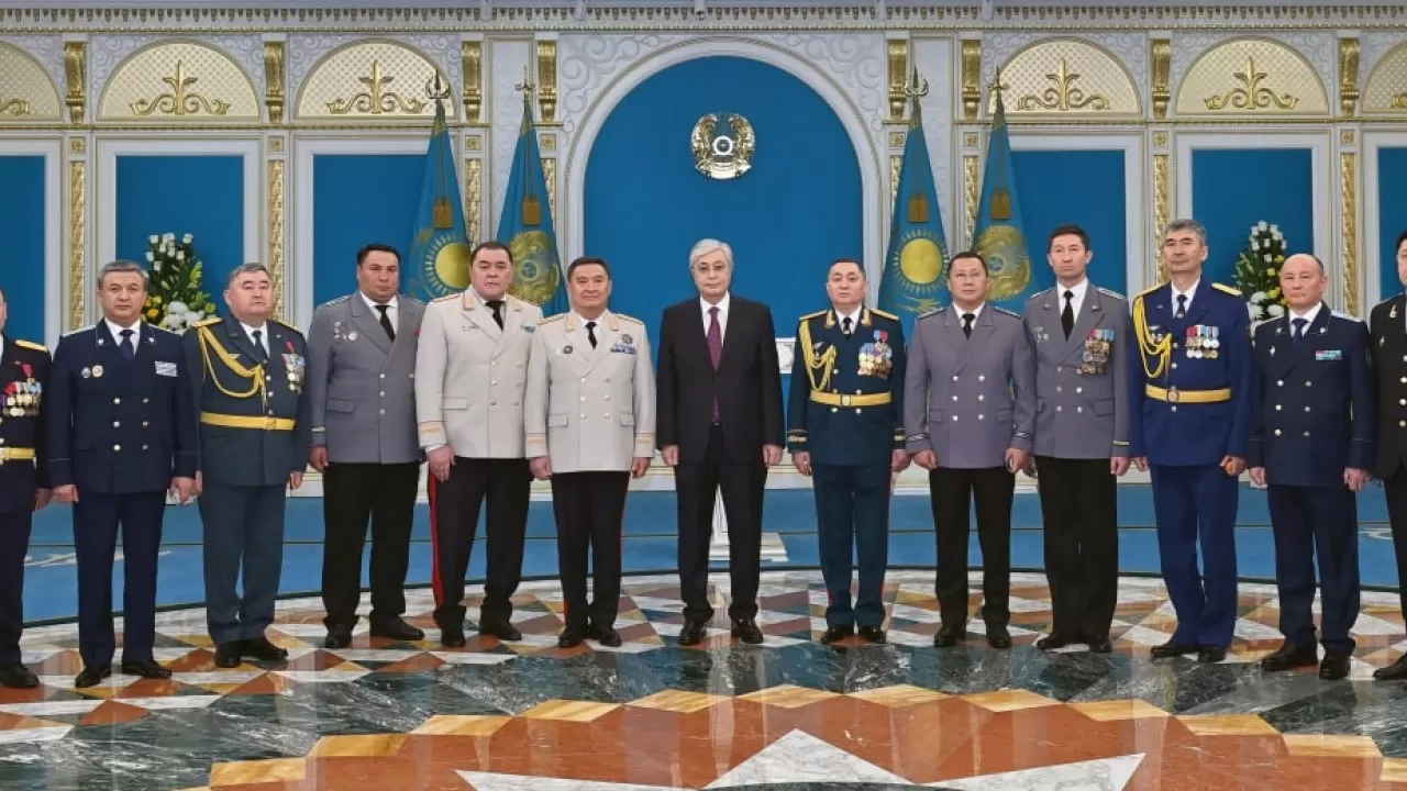Токаев присвоил высшие воинские и специальные звания ряду офицеров