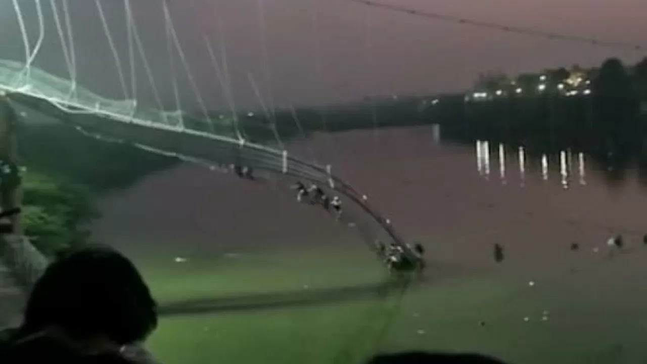 Страшное зрелище: мост обрушился в Индии. Много погибших и раненых    