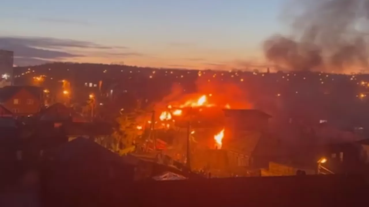 В Иркутске на жилой дом упал военный самолет