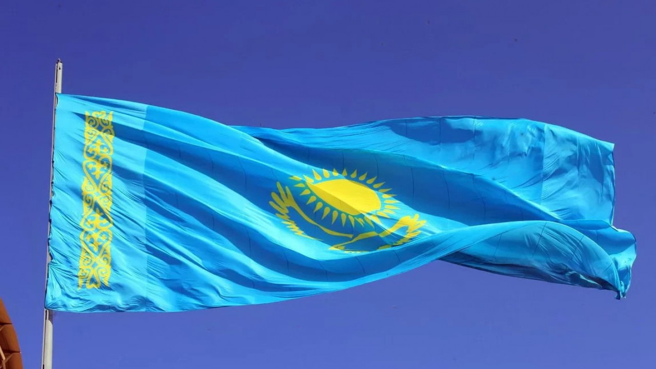 Тудың суреті. Флаг Казахстана. Флаг Казахстана картинки. Флаг Казахстана обои. Развевающийся флаг Казахстана.