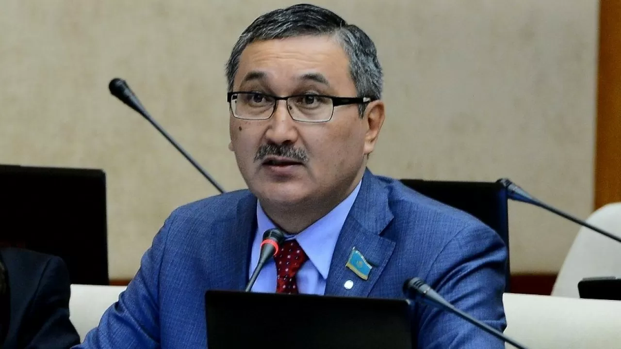 Выборы президента РК: кандидат Талгат Ергалиев подал документы в ЦИК