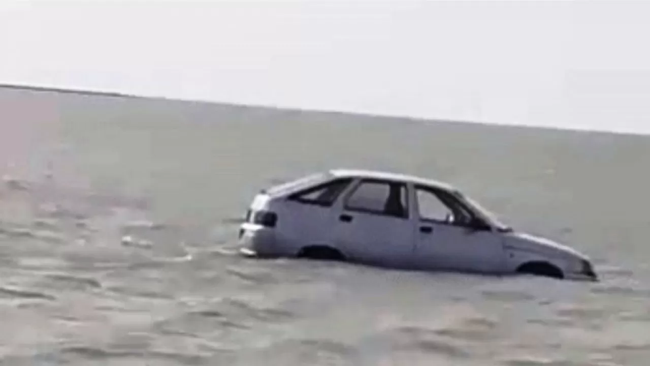 На Каспийском море под воду ушли 10 автомобилей