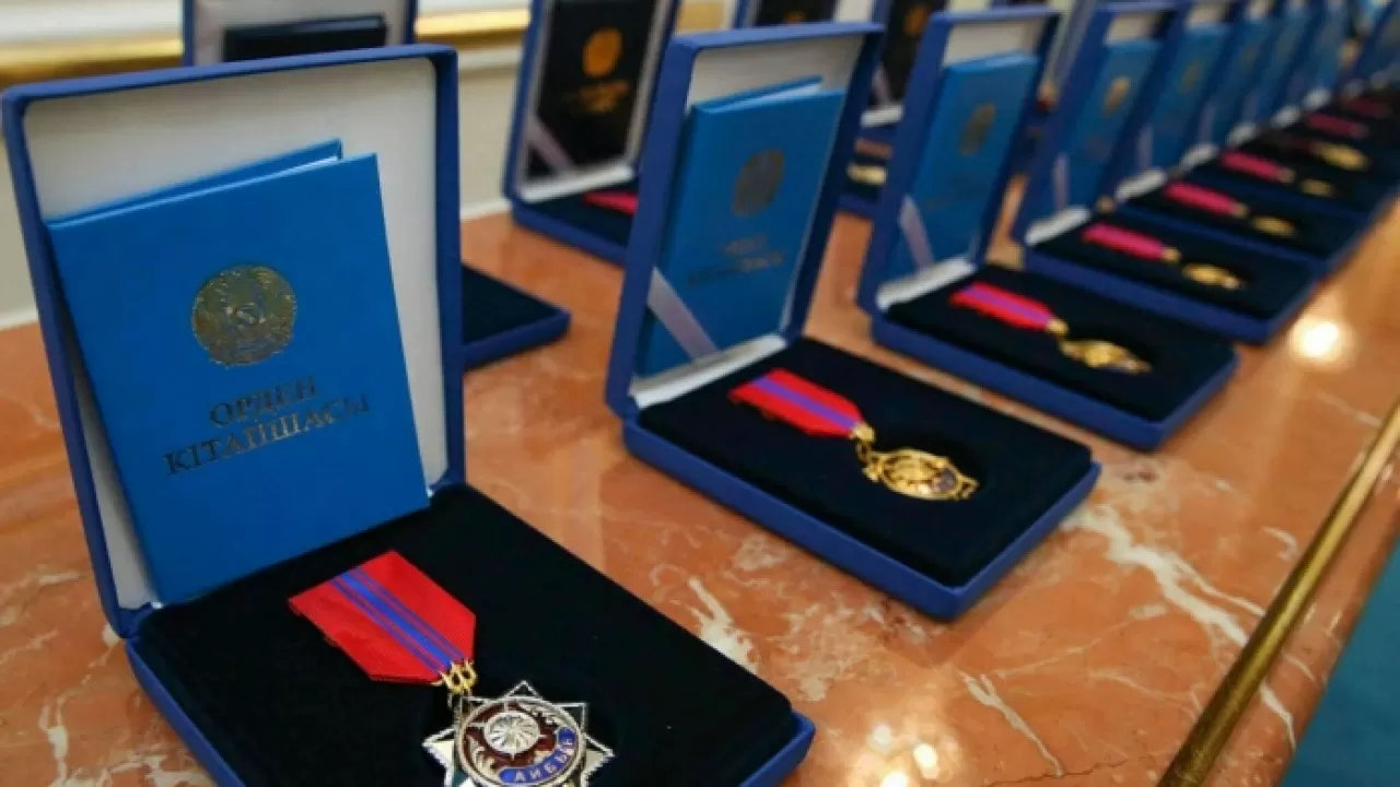 Ряд казахстанцев награждены орденами и медалями в канун праздника