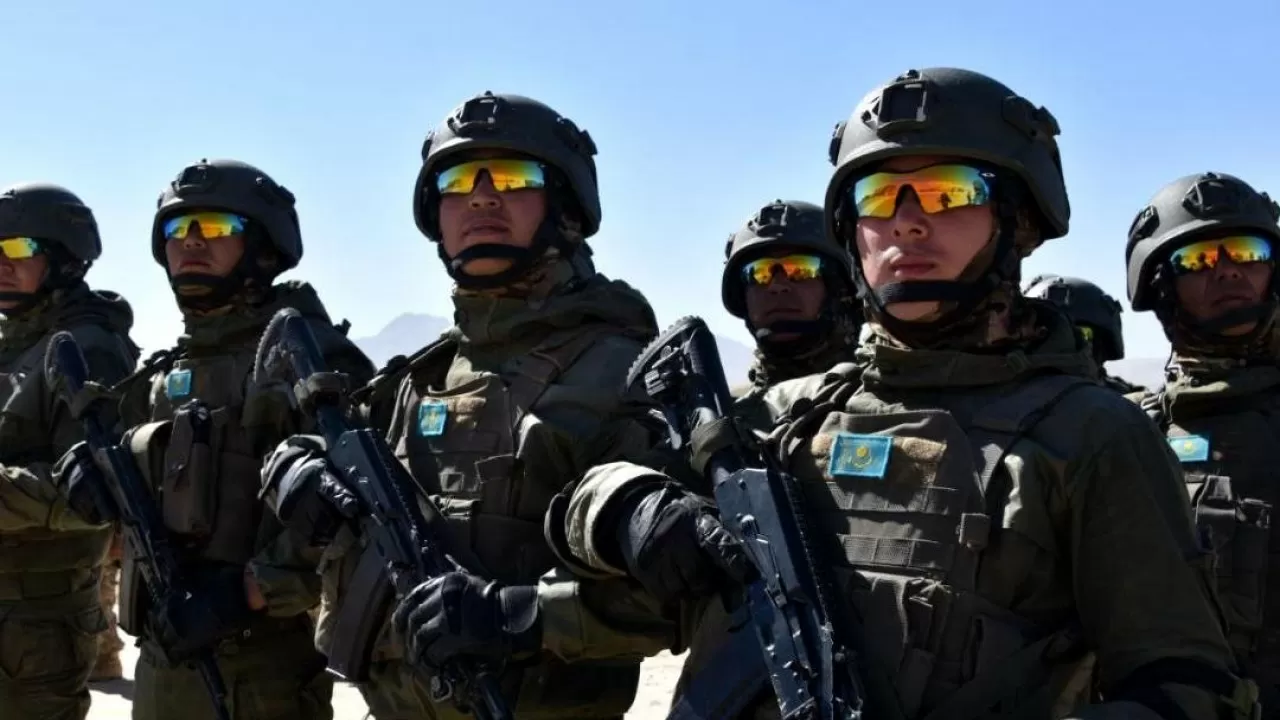 Казахстанские десантники взяли штурмом населенный пункт на полигоне "Харбмайдон"