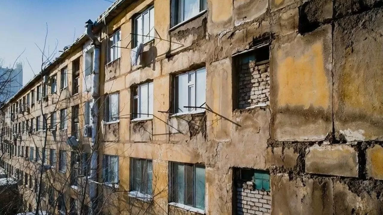 Власти Астаны планируют переселить в 333 квартиры жильцов 18 ветхих домов