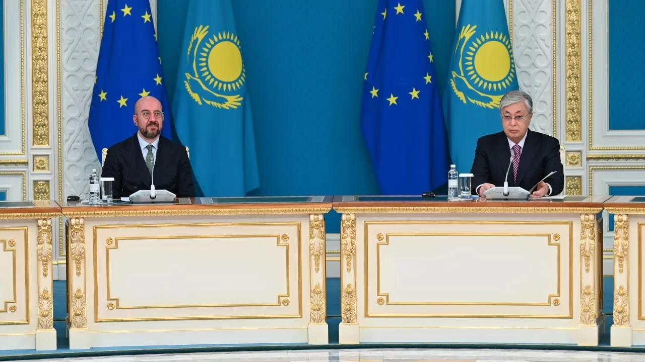 Токаев и Мишель договорились не допускать воздействия антироссийских санкций ЕС на экономику Казахстана