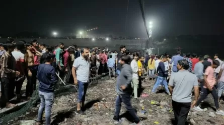 Резко увеличилось число жертв обрушения моста в Индии  