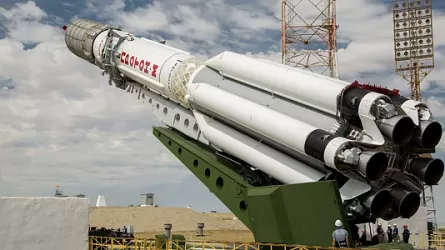 На Байконуре установили ракету "Протон" с ангольским спутником