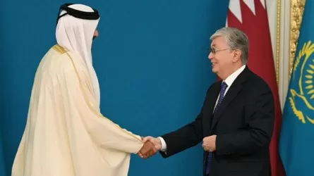 Президент Казахстана наградил эмира Катара