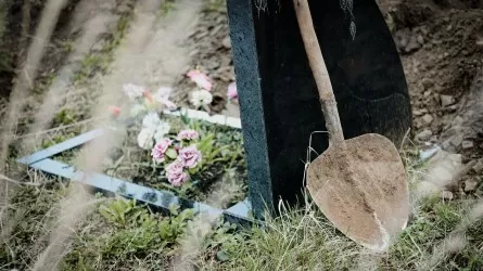 На кладбище Атырау нашли закопанные листки с именами, ИИН и окровавленной тканью – ритуал?