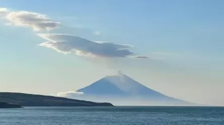 Вулкан Алаид на Северных Курилах выбросил пар с газом на высоту 8 километров