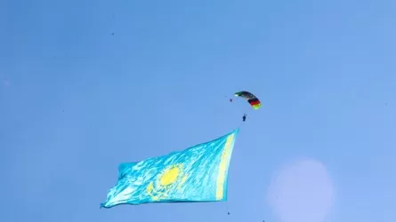 Самый большой флаг Казахстана подняли над Алматы