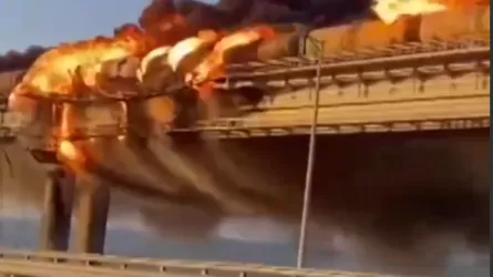 На Крымском мосту загорелись цистерны с топливом