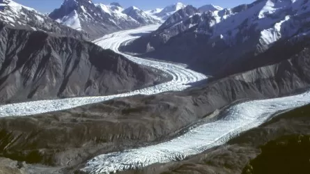 Рахмон бьет тревогу в связи с таянием ледников в горах Таджикистана