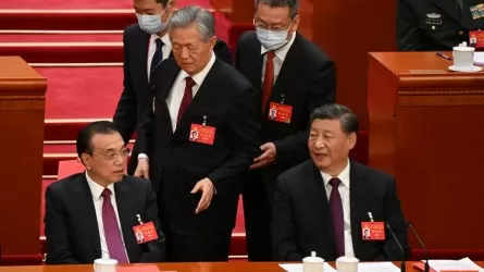 Почему Ху Цзиньтао ушел с церемонии закрытия съезда КПК