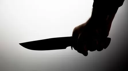 Подросток  дважды ударил ножом в шею 19-летнего парня в ТЦ