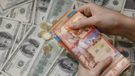 По итогам недели тенге слабеет к доллару, но укрепляется к рублю