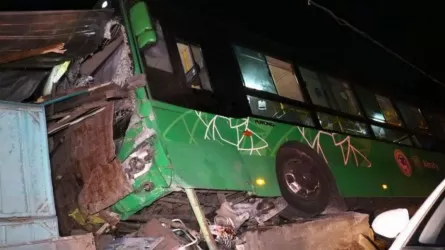 Автобус врезался в дом в Алматы – семеро пострадавших