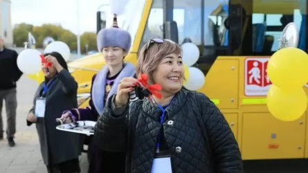 10 новых автобусов получили школьники в Актюбинской области