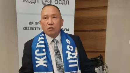 Кандидат в президенты РК Нурлан Ауесбаев сдал документы в ЦИК