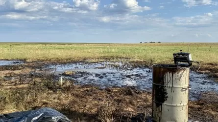 Утечка грязной воды с нефтяного месторождения произошла в Актюбинской области